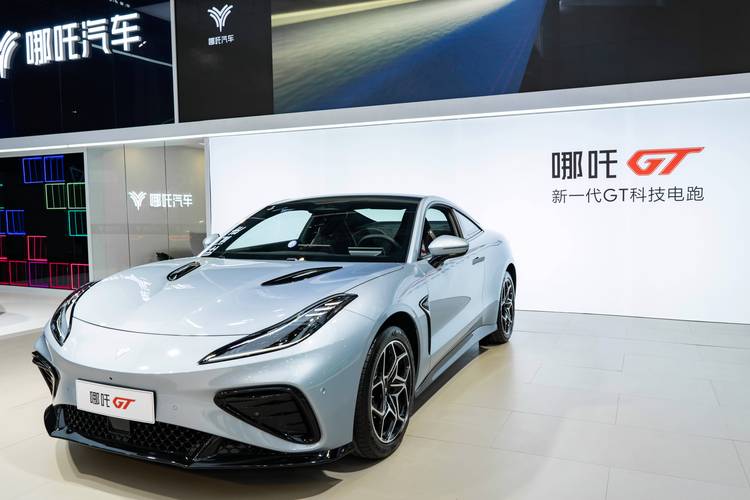 佛山110哪吒汽车在智能汽车领域的表现，领途汽车在新能源汽车市场中的影响力